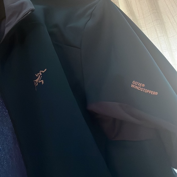 Windbreaker worn. Couple of times, great condition - Picture 2 of 4